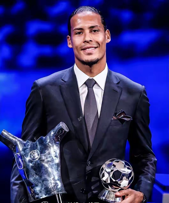 世界杯直播app下载入口-34岁铁人范戴克,英超第一中卫之争竟被他“踢”成连续剧?|约翰·特里|格拉文贝尔奇|利物浦|C罗|特里_新浪体育_新浪新闻