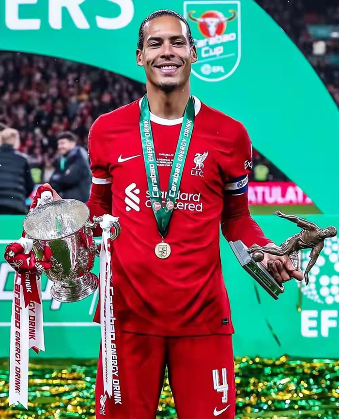 世界杯直播app下载入口-34岁铁人范戴克,英超第一中卫之争竟被他“踢”成连续剧?|约翰·特里|格拉文贝尔奇|利物浦|C罗|特里_新浪体育_新浪新闻